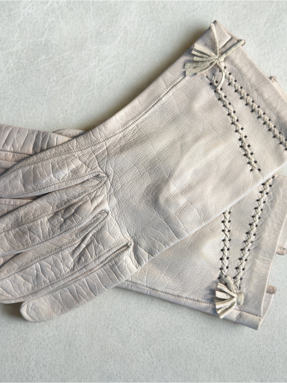 Women's Leather Vintage Kidskin Dress Gloves in Light Taupe/Cream